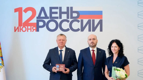 В Самаре Вячеслав Федорищев вручил госнаграды ко Дню России