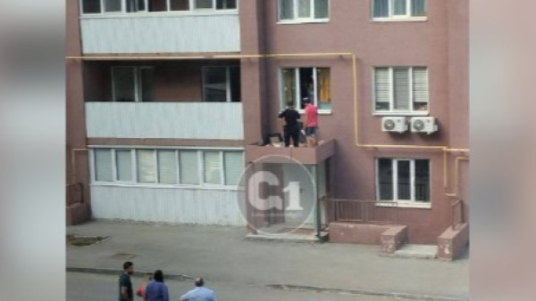 В Новой Самаре мужчина выпал из окна