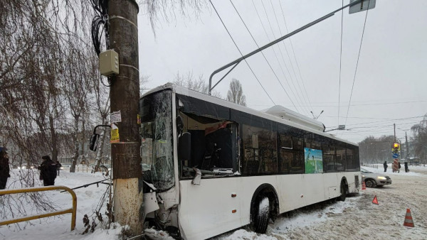 Пять пострадавших: в Тольятти автобус, полный пассажиров, врезался в столб