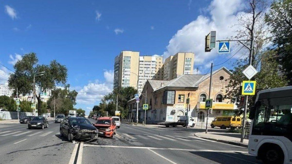 В Самаре "Калина" не пропустила "Солярис" и женщина оказалась в больнице