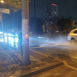 Очевидцы сняли едущего на капоте авто мужчину в плавках на кольце Московского шоссе в Самаре