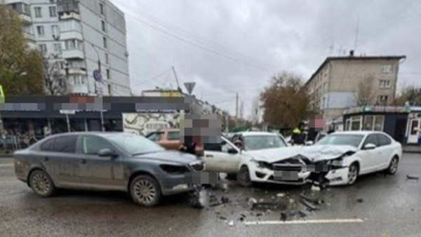 Двух человек госпитализировали после массового ДТП у ТЦ «Орбита» в Самаре