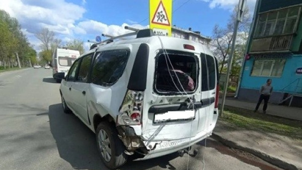 В Самаре незакрепленные профлисты с крыши Lada Largus спровоцировали ДТП с госпитализацией женщины
