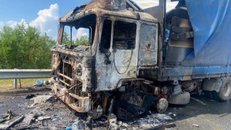 Под Самарой почти полностью сгорел грузовик с водой 25 июля