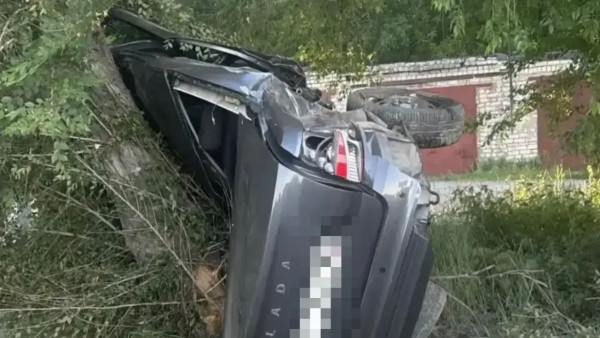 Полиция рассказала, кто погиб в расплющенной Lada Granta под Самарой