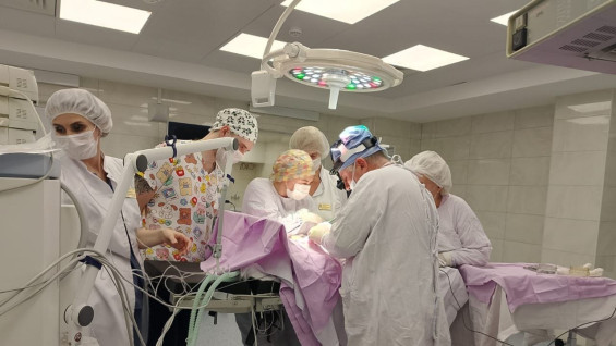 В Самаре спасли новорождённого с уникальной аномалией кишечника.