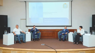 Молодой специалист набирается опыта под контролем опытного наставника: в Самарской области развивается система наставничества