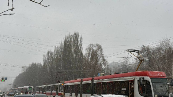 12 декабря в Самаре встал трамвай, создав пробку в центре города