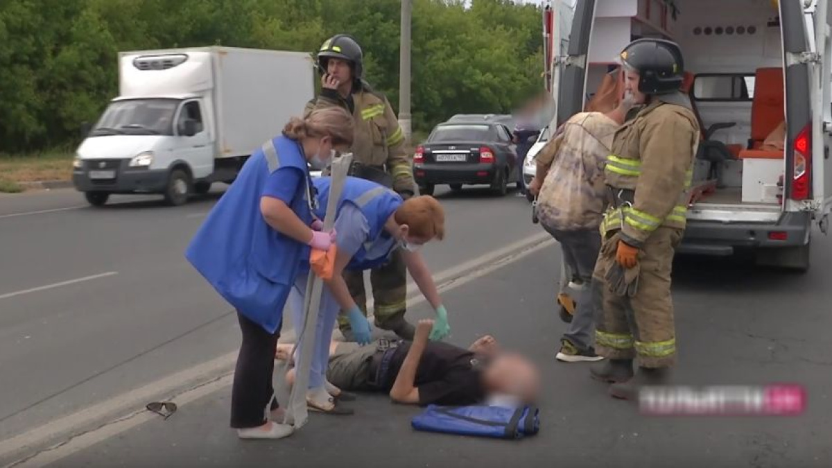 Видео: в Тольятти велосипедист попал под колеса легковушки – Новости Самары  и Самарской области – ГТРК Самара