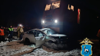 Женщина-водитель на CHANGAN столкнулась с поездом в Самарской области