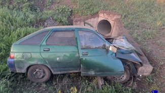 Неопытный водитель вылетел с трассы и угодил в дождеприемник в Самарской области