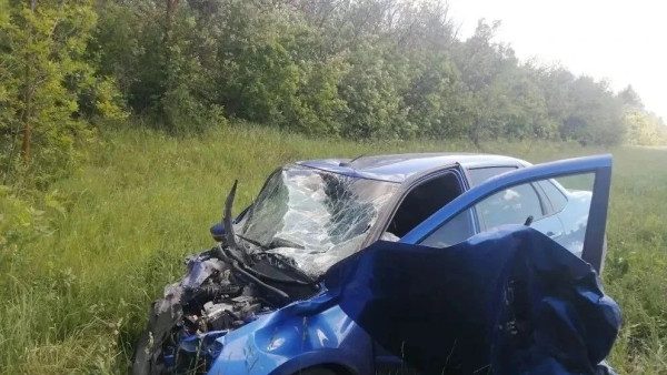 Появились кадры рухнувшего на крышу Xray после лобового ДТП с Granta под Самарой