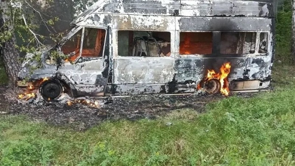 Маршрутка Ford Transit загорелась после съезда в кювет под Самарой