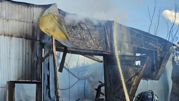 В Самарской области вспыхнул ангар на площади 200 кв. м.