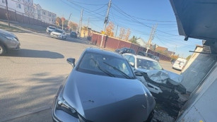 В Самаре Lexus столкнулся со Skoda и протаранил гараж: трое пострадали