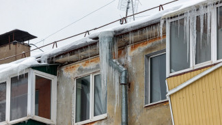 Появились кадры с места схода наледи на мужчину с высотки в Самаре