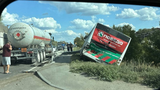 В Самаре КамАЗ опрокинул автобус с пассажирами в кювет