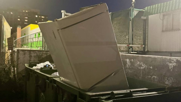 Содержимое мусорного контейнера в Самаре вызвало удивление и негодование 