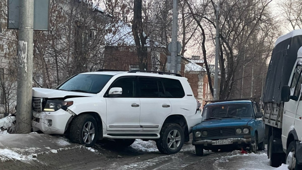 В Самаре столкнулись Land Cruiser и «Жигули»