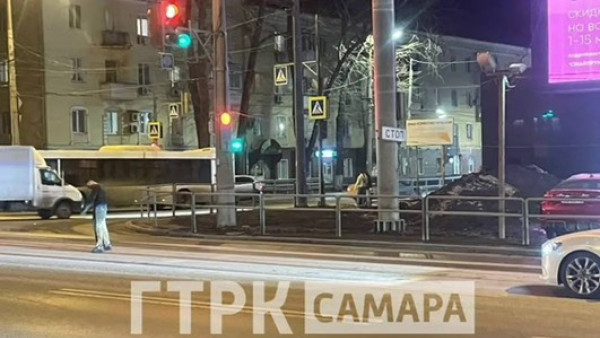 Неадекватный пешеход заблокировал Московское шоссе в Самаре у ТЦ «Золотое яблоко»