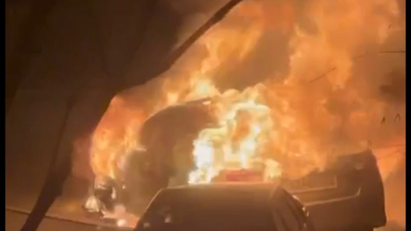 Припаркованная Toyota Camry дотла сгорела ночью в Самаре при странных обстоятельствах