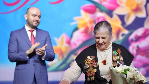 Вячеслав Федорищев наградил заслуженных жительниц Самарской области по случаю Международного женского дня