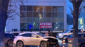 В Самаре ДТП на Ново-Садовой перекрыло движение напротив ЖК «Панорама»