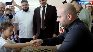 Вячеслав Федорищев сыграл в шашки с юными чемпионами мира по интеллектуальному спорту 