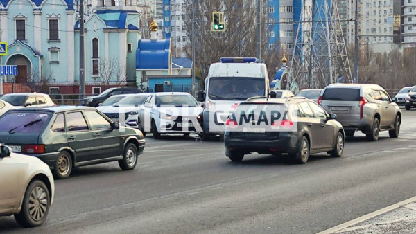 В Самаре ДТП с каретой скорой помощи перекрыло Московское шоссе