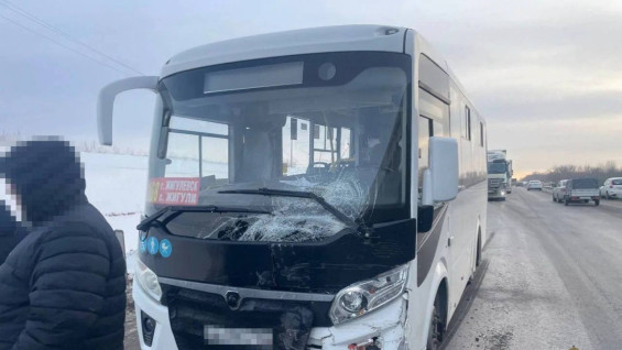 На трассе под Самарой автобус врезался в Lada с ребенком внутри