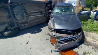 В Самарской области Opel совершил кульбит после столкновения с Audi