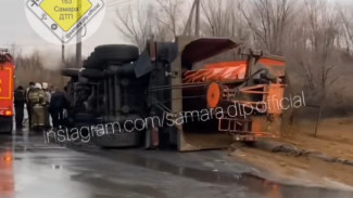 ВИДЕО: В Самаре ранним утром опрокинулся грузовик