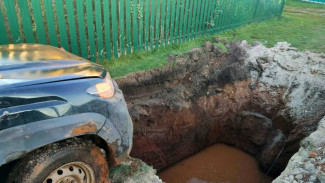 Под Самарой водитель на Ниве рухнул в коммунальную яму и погиб