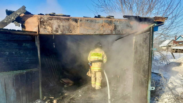 В Самарской области полностью сгорел автомобиль ВАЗ-2106 внутри гаража