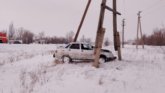 Под Самарой машина заплутала в трех столбах