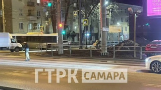 Неадекватный пешеход заблокировал Московское шоссе в Самаре у ТЦ «Золотое яблоко»