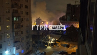 В Самаре в районе метро Гагаринская вспыхнул частный дом