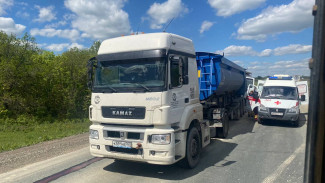 Под Самарой на трассе Р-229 столкнулись "КамАЗ" и молоковоз