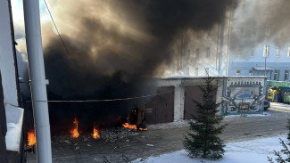 Видео: в центре Новокуйбышевска 20 января загорелся автосервис