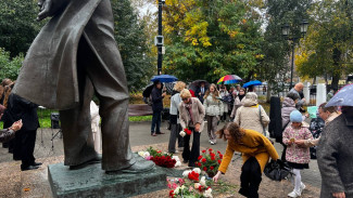 В Самаре возложили цветы к памятнику Шостаковичу в день его 119-летия