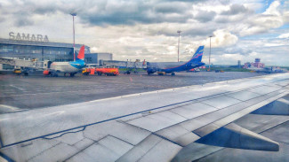 В самарском аэропорту Курумоч экипаж сообщил о проблеме с двигателем