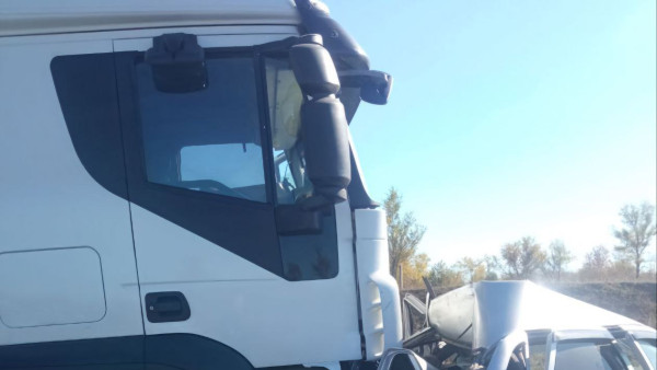 Под Самарой в ДТП с участием фуры пострадали два человека
