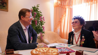 Дмитрий Азаров поздравил выдающегося педагога из Хрящевки с 90- летием