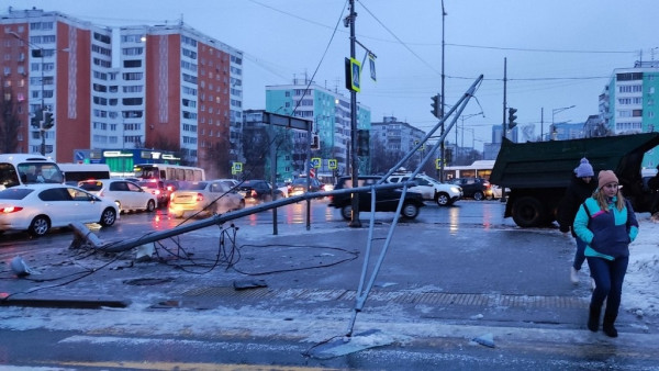 В Самаре утром 27 февраля КАМАЗ врезался в световую опору