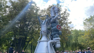 В Самаре в парке Гагарина торжественно открыли памятник легендарному ракетному двигателю НК-33