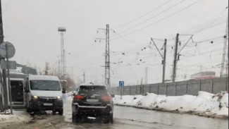 Вода подступает к железнодорожным путям: в Самаре затопило дорогу около ТЦ «Гудок»