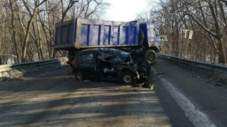 В Самарской области в страшном ДТП с грузовиком пострадали два человека