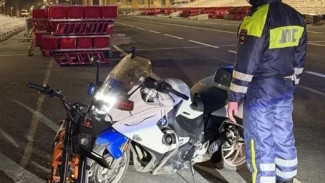 В Самаре патрульный мотоцикл на площади Куйбышева остановил подростка на питбайке