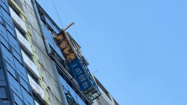 На стройке в Самаре двое рабочих погибли при падении с 20 этажа 