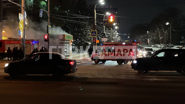 Вечером 25 декабря в Самаре загорелся киоск с фастфудом 